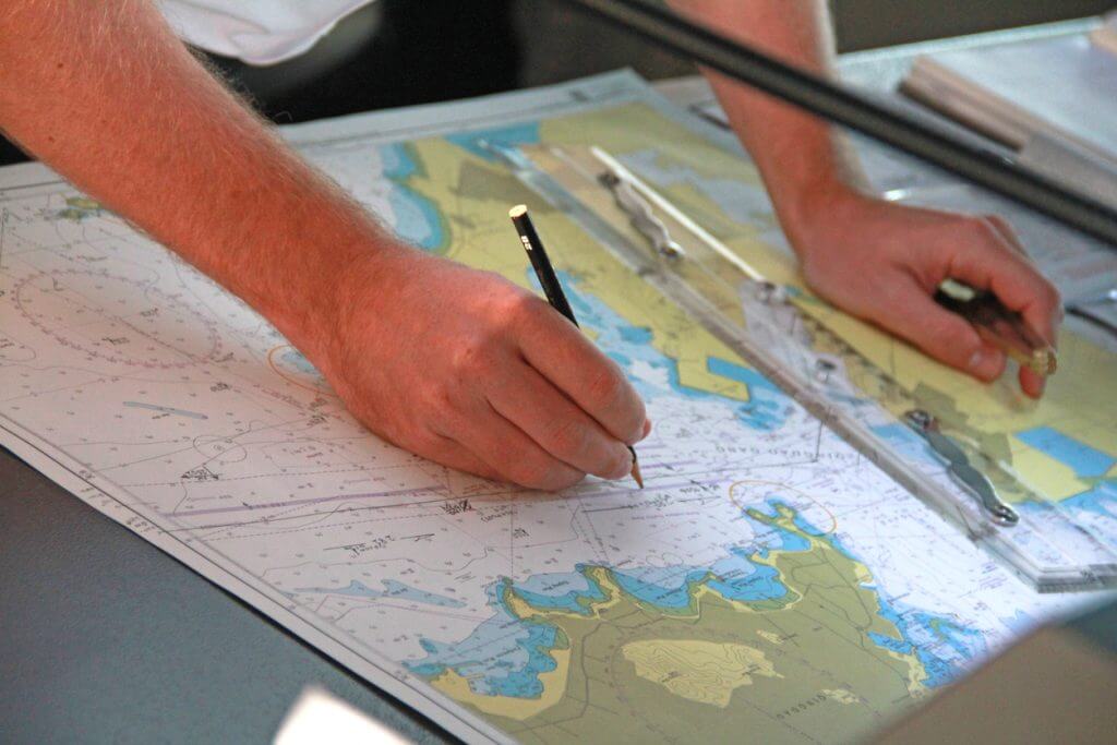 Navigera säkert och planera med sjökort en del av kursen Förarintyg
